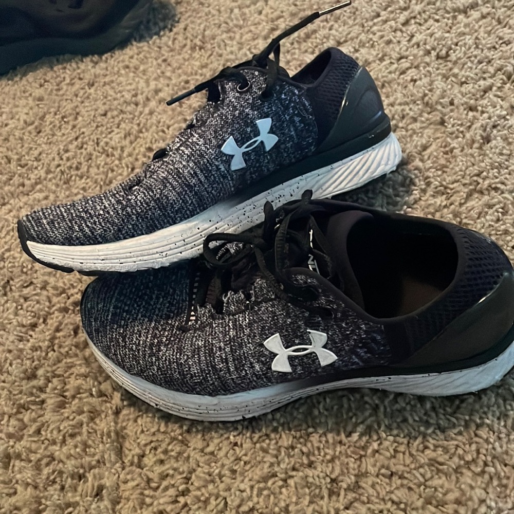 Tennis shoes